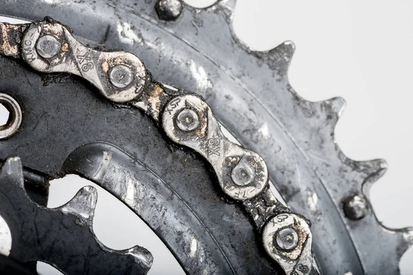 Cadena de una bicicleta de cerca untada con aceite de motor en una ba gris — Foto de Stock