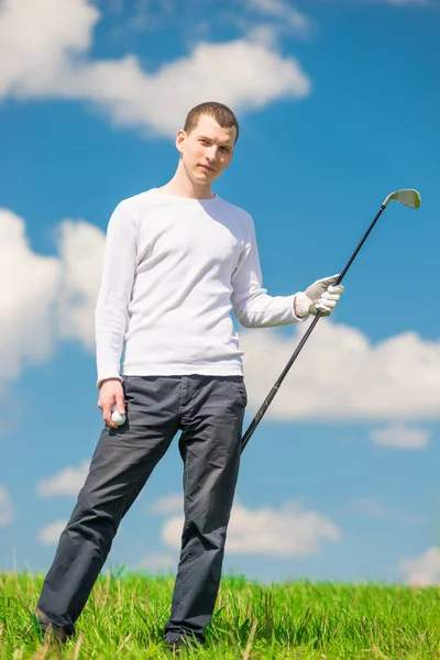 Hombre con pelotas y putter para el golf en el campo verde posando —  Fotos de Stock