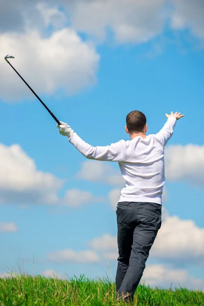 Aktive Golfer beim Golfspielen auf dem Golfplatz, Blick auf den Golfplatz — Stockfoto