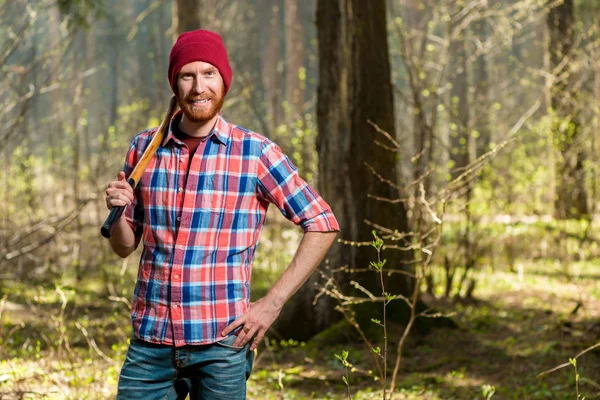 Horizontales Porträt eines Försters mit Bart im Wald — Stockfoto