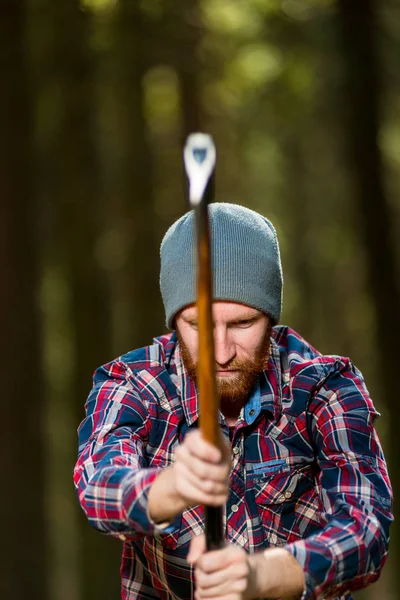 Holzfäller hacken Holz mit der Axt im Wald — Stockfoto