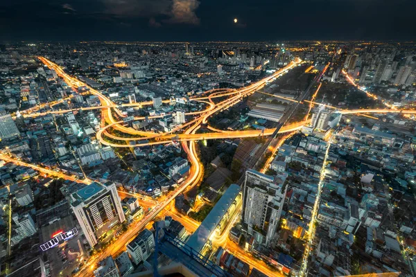 Intersecção de tráfego, estradas e pontes brilhantemente iluminadas em — Fotografia de Stock