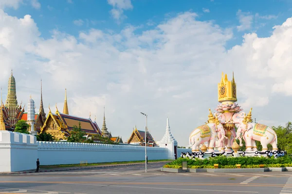 Kraliyet Sarayı Bangkok bir beyaz taş çit arkasında görüntülemek 