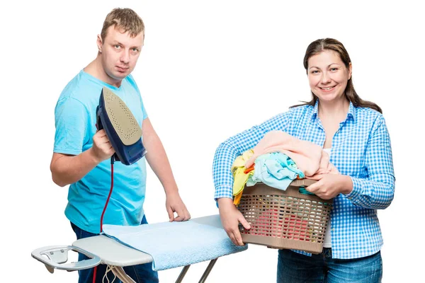 Donna con cesto della biancheria e uomo con ferro su sfondo bianco — Foto Stock