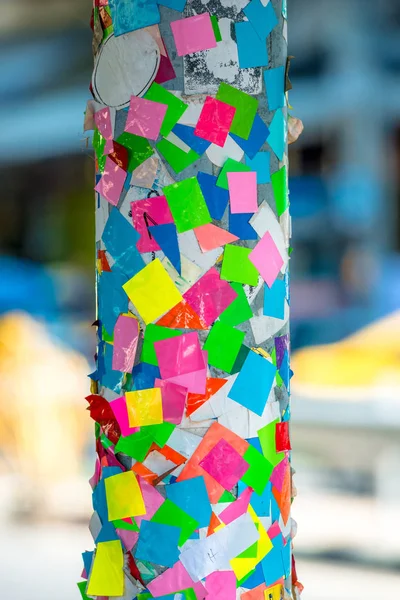 Primo piano di adesivi colorati su un pilastro nella strada della Thailandia — Foto Stock