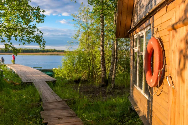 Detail ze staré záchranný kruh na dřevěné stěně obrazce ze ne venkovský dům — Stock fotografie