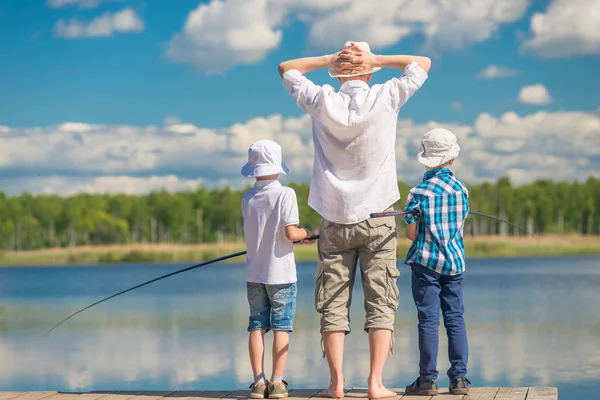 Hobby preferito degli uomini - pesca su un bellissimo lago di campagna — Foto Stock