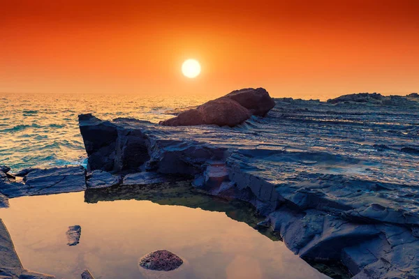 Lava endurecida y el océano al atardecer. Teñido . — Foto de Stock