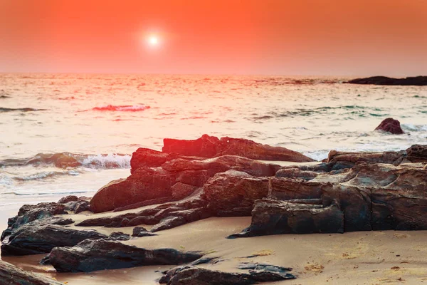 Düstere Meereslandschaft bei Sonnenuntergang in Goa. getönt. — Stockfoto