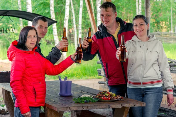 Amis avec un barbecue et de la bière sur la nature dans le gazebo — Photo