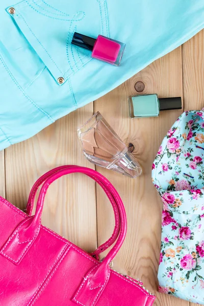 Verniz, perfume, saco rosa, camisa com estampa floral e turq — Fotografia de Stock