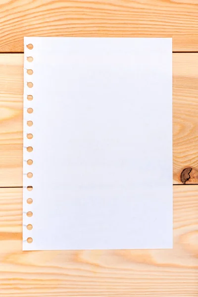La hoja del papel sobre las tablas de madera - en blanco para la escritura —  Fotos de Stock