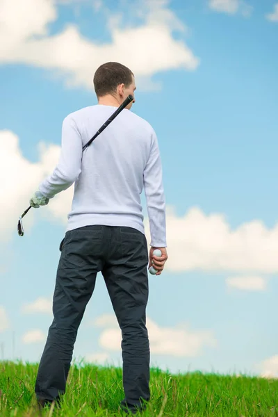 Hombre con un palo de golf y pelotas examina el campo para el juego , — Foto de Stock