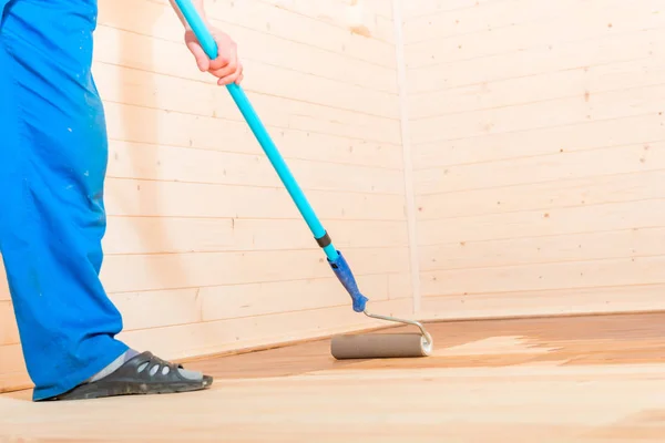 Processen med att måla ett nytt trä golv i huset — Stockfoto