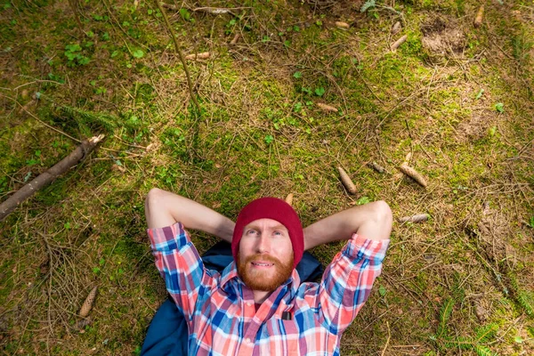 Förster ruht im Wald, auf dem Boden liegend, umgeben von — Stockfoto