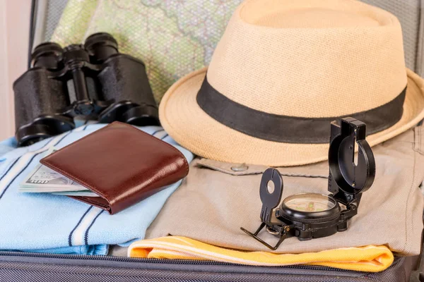 Herrenaccessoires und Kleidung im Koffer für eine lange Reise, — Stockfoto