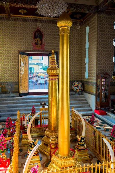 Interiér buddhistický chrám v Bangkoku, pohled od oltáře — Stock fotografie