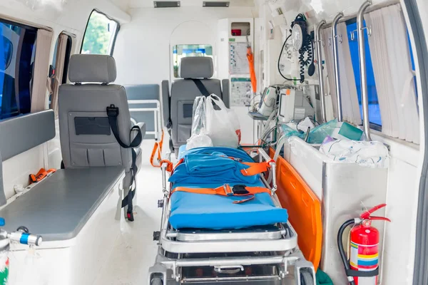 Interior de uma ambulância com o equipamento necessário para o paciente — Fotografia de Stock