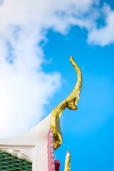 Detalle del techo primer plano, hermosa decoración del edificio en el cielo trasero — Foto de Stock