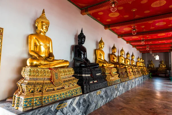 Buddha an der Wand im Tempel von Bangkok, Thailand — Stockfoto