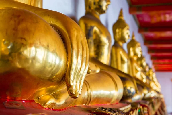 Os budas dourados sentados no templo na Tailândia — Fotografia de Stock