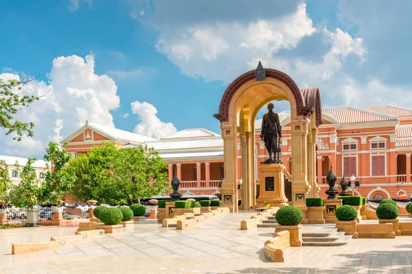 Saranrom palats arkitektur i orange med ett monument i Bangko — Stockfoto