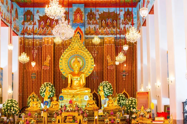 Schöner Altar eines buddhistischen Tempels mit Statuen des Gottes — Stockfoto