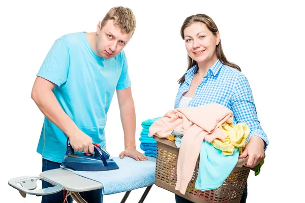 Compiti a casa, il marito stirare le cose con un ferro da stiro su un bac bianco — Foto Stock