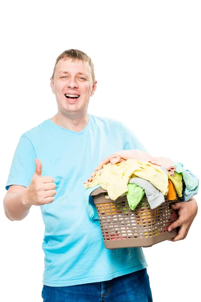 Retrato de um homem feliz com uma cesta de roupa limpa para ironi — Fotografia de Stock