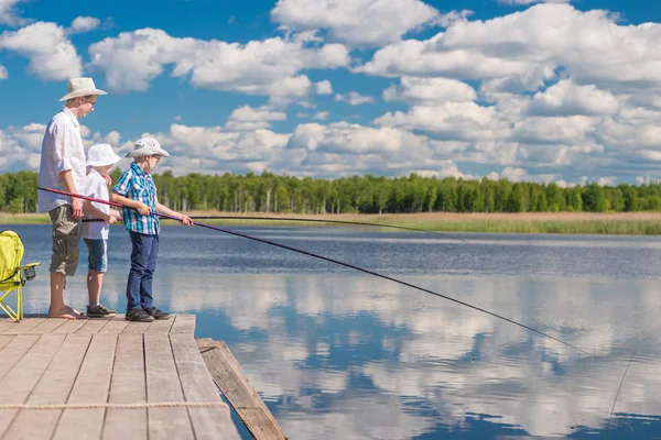 Wochenendvater und Söhne am schönen See, der Vater lehrt — Stockfoto