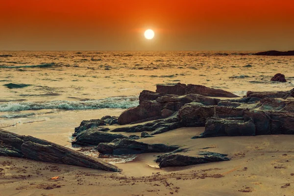 Imagen de la noche playa y puesta de sol en Goa. Teñido . — Foto de Stock