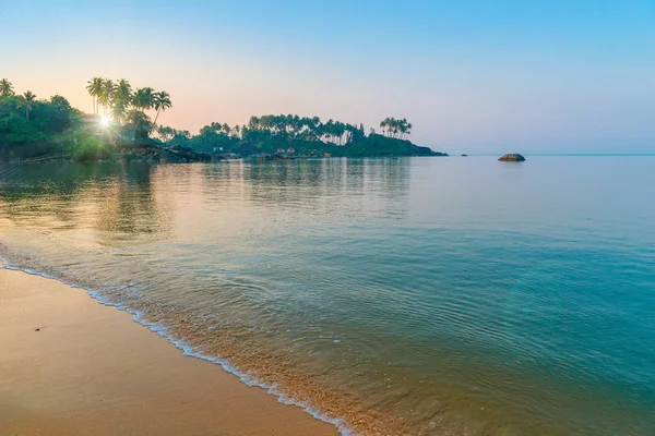 아침 해는 아름 다운 해변에서 광선. 착 색. — 스톡 사진