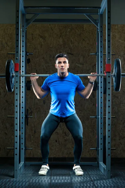 Az edzőteremben egy súlyzó testépítő gyakorló — Stock Fotó
