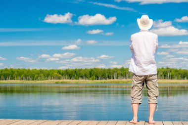 çıplak ayak piny çam genç adamla görünümünü bir tahta üzerinde duruyor 