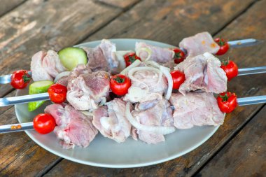 ahşap bir sekmede bir plaka üzerinde Marine şiş şiş üzerinde yatıyor