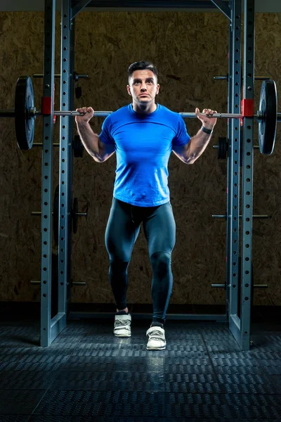 Ritratto verticale di un atleta forte in una sessione di allenamento in un — Foto Stock