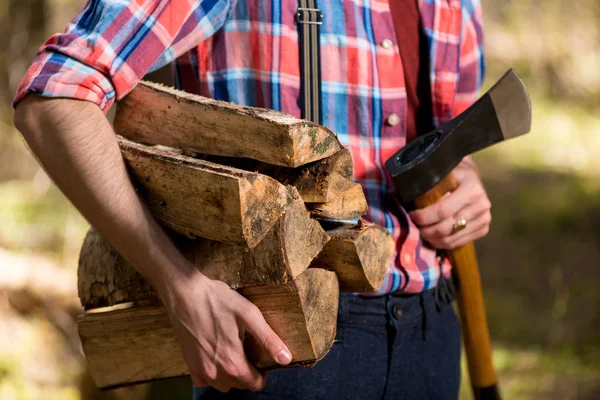 Brennholzstapel in den Händen eines Försters aus nächster Nähe — Stockfoto