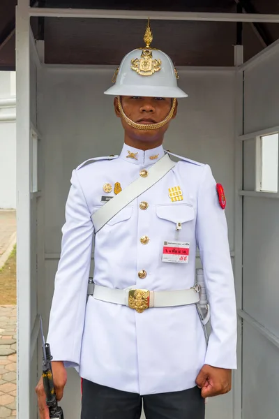 Bangkok, Tajlandia - 15 listopada 2016: straż w Pałacu Królewskiego — Zdjęcie stockowe