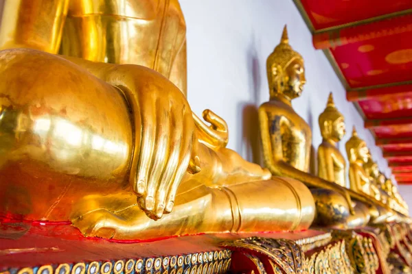 Close-up de uma mão de uma estátua de Buda em um templo em Bangkok — Fotografia de Stock