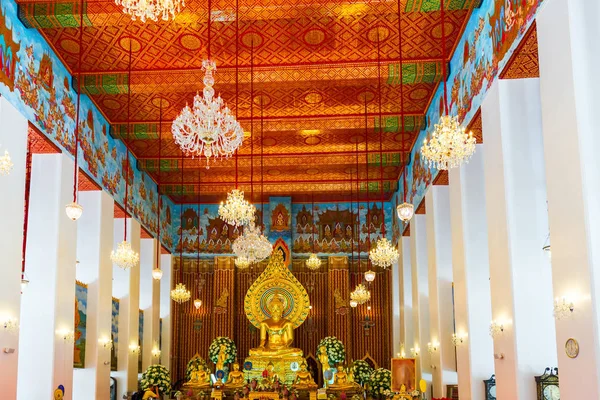 Bright beautiful interior of a Buddhist temple in Bangkok, Thail — Stock Photo, Image