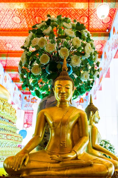 Ναός της Μπανγκόκ - κάθεται ο Βούδας και όμορφα λουλούδια — Φωτογραφία Αρχείου