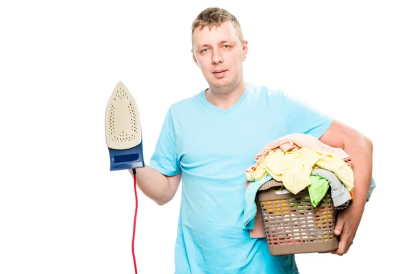 Lägenhetsinnehavare med järn och korg med rena sängkläder på vit backgro — Stockfoto