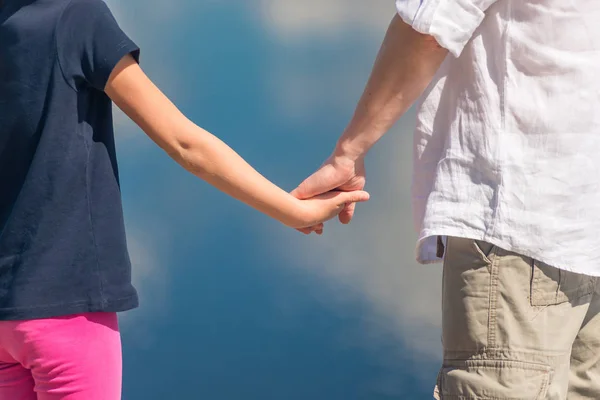 Father and daughter hold hands, close-up hands — Stock Photo, Image