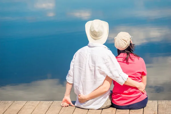 Amour couple câlins et jouit de détente près d'un beau lac, vi — Photo