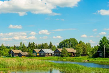 eski köy yakınındaki nehrin doğal ahşap evleriyle
