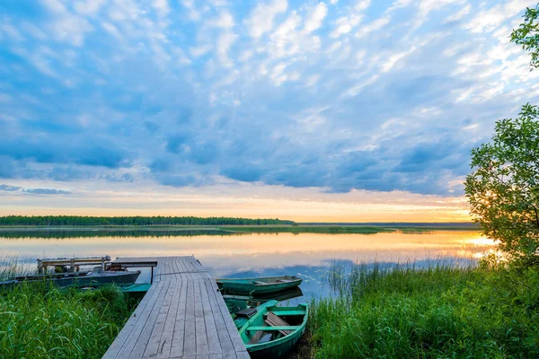 Un lago pintoresco y una mañana pirksrannim madera, hay n — Foto de Stock