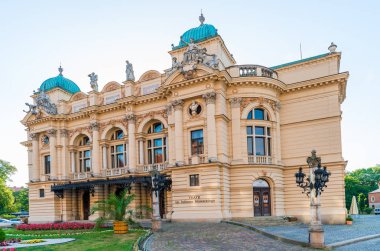 Güzel bina tiyatro onları. Juliusz Slovakça Dram Tiyatrosu