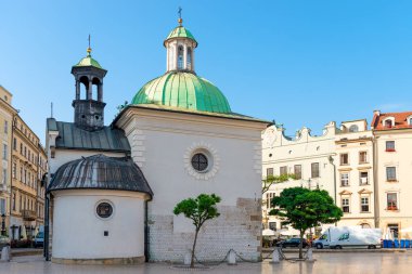 Krakow Merkezi, güneşli bir kilisenin görünümü. Polonya