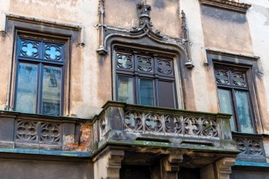 balkon eski ev ile siyah küf kaplı