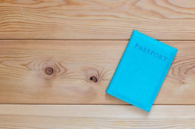 Pasaportu yukarıdaki mavi deri kapağı ahşap zemin üzerinde